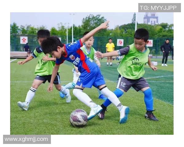 在绿茵场上许下爱的诺言足球场求婚感动瞬间回顾 在绿茵场上许下爱的诺言足球场求婚感动瞬间回顾